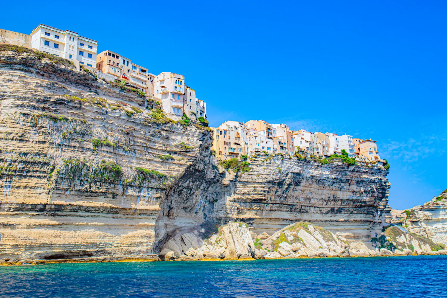 Vista spettacolare della città di Bonifacio, la città delle scogliere, in Corsica, costruita su rocce che si ergono dal mare.