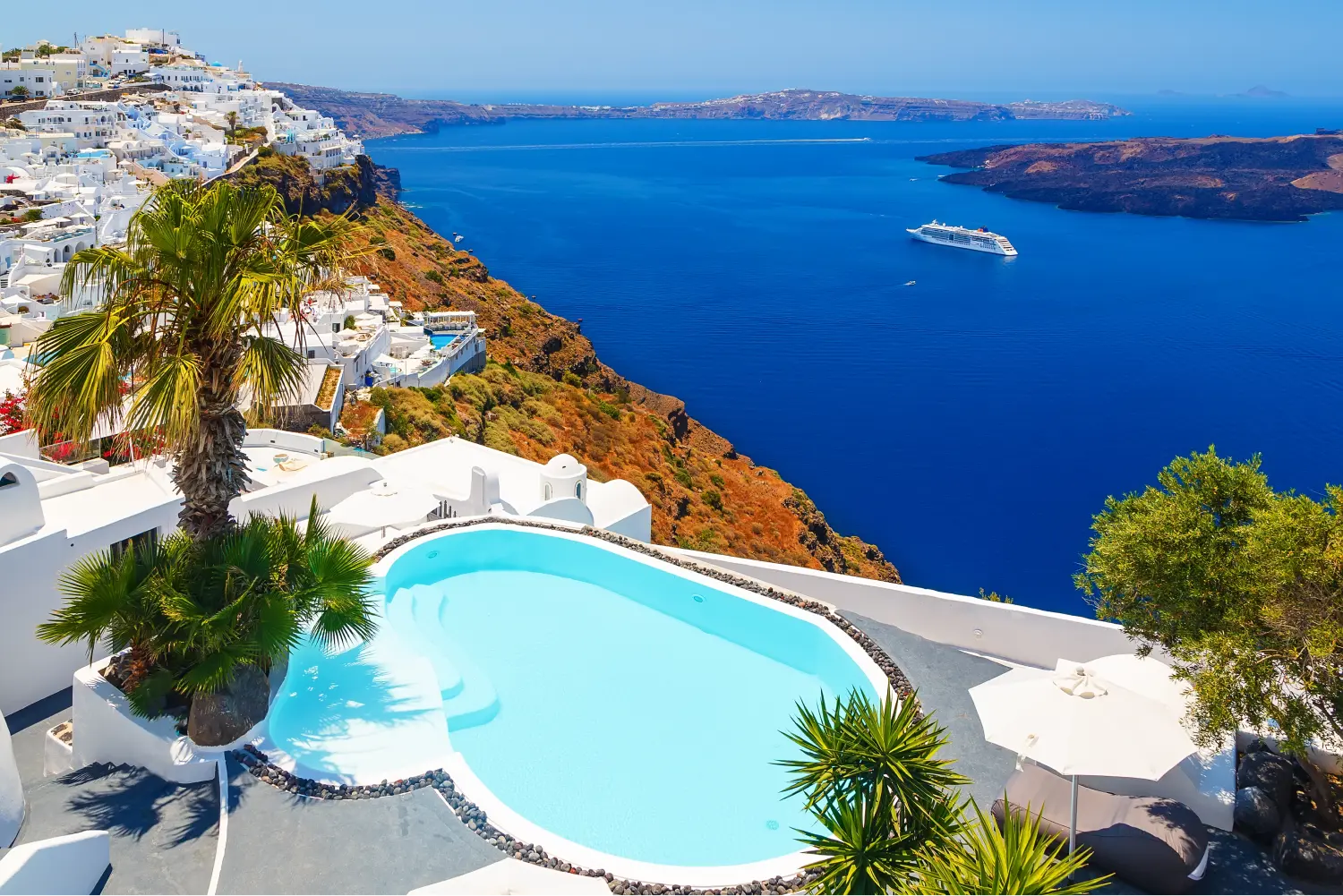 Splendida vista sulla caldera da un hotel di lusso con piscina a Santorini
