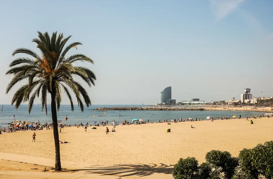 La lunga spiaggia di Barcellona, ​​vicino al centro di Barcellona