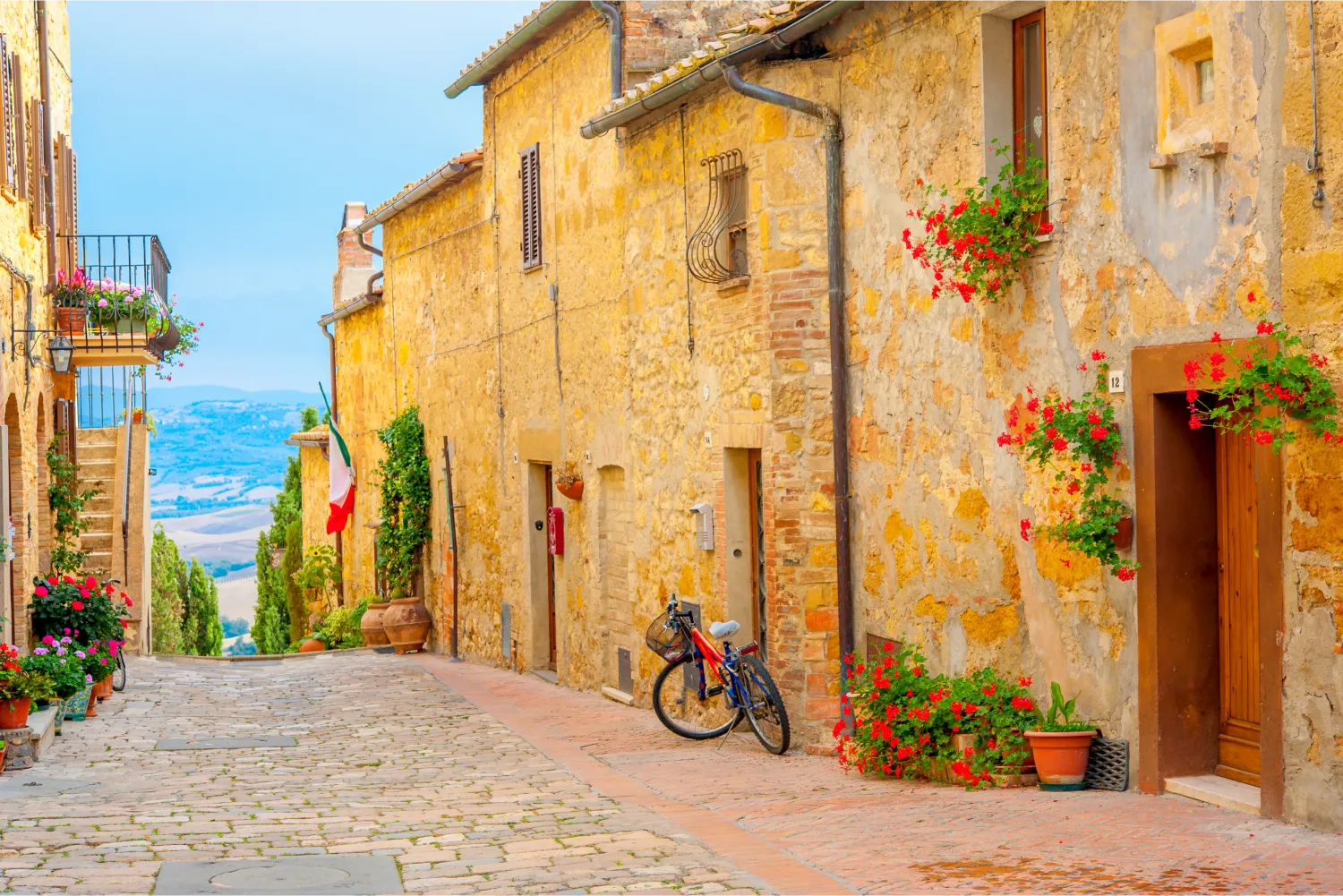 Una strada nella graziosa cittadina di San Gimignano, in provincia di Livorno, con vista sulla valle toscana.