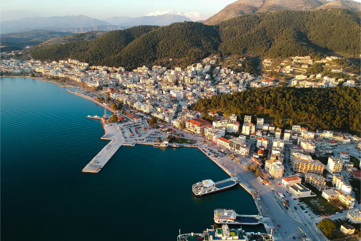 vista aerea del porto della città di Igoumenitsa