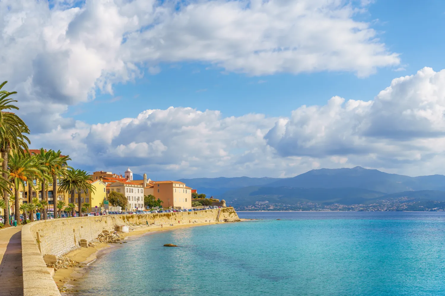 Vista del lungomare con la spiaggia di Saint François e l'antica cittadella di Ajaccio