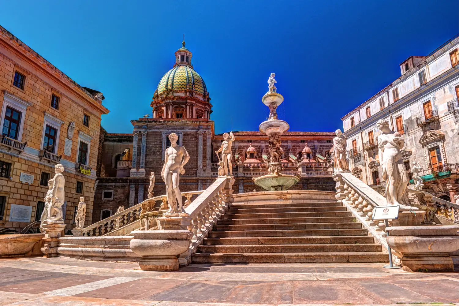 Fontana della Vergogna nella piazza barocca Pretoria di Palermo, Sicilia