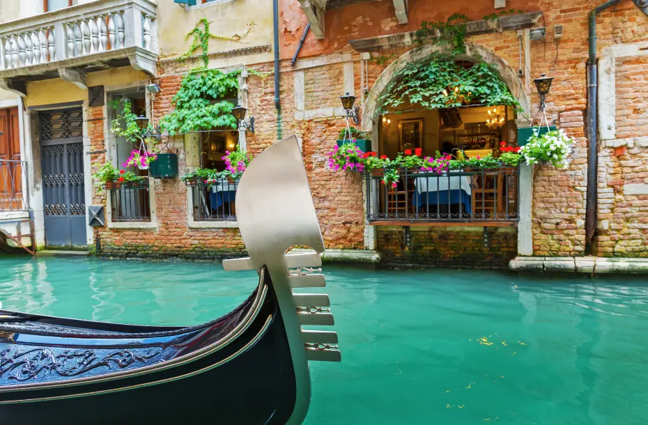 Incantevole caffè sui canali di Venezia, Italia