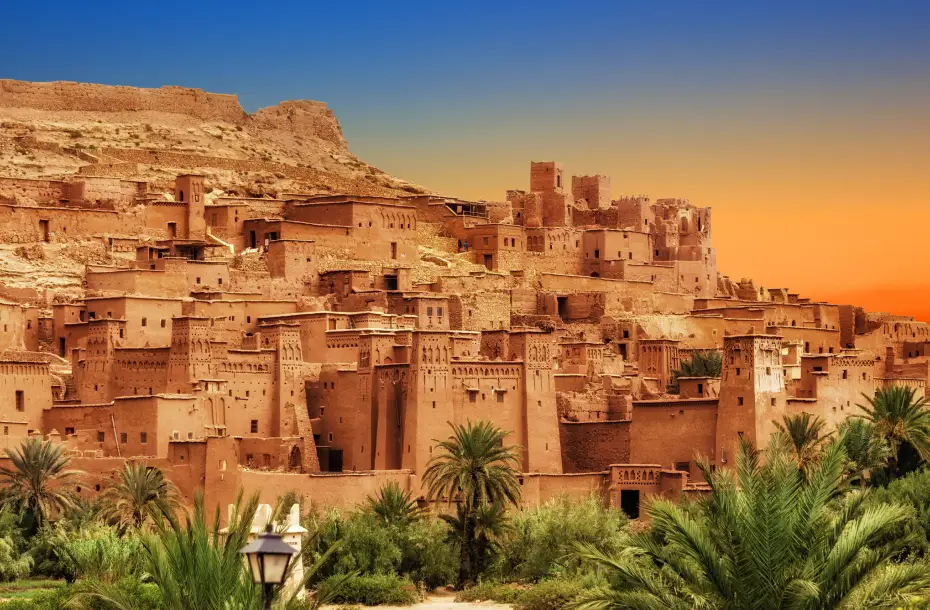 Veduta della Kasbah di Ait Ben Haddou ai piedi delle montagne dell'Alto Atlante, Marocco.